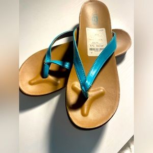 Cute summer dressy flip flops! Beige & turquoise! Brand is UGG size 5